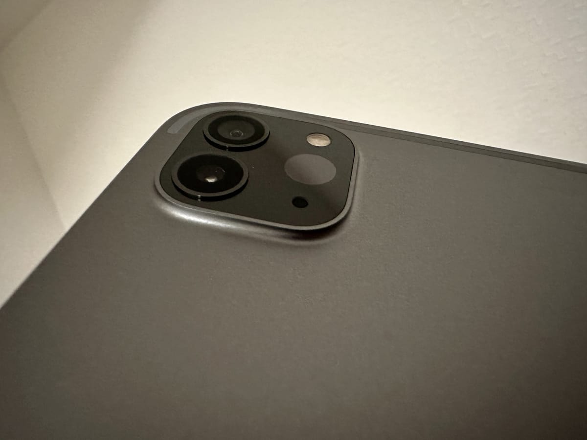 カメラの端、触ると割と痛い。