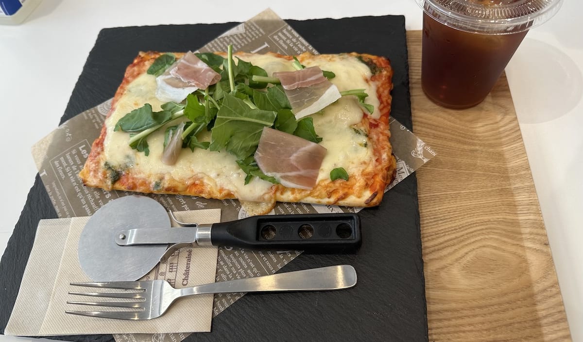 生ハムとルッコラのマルゲリータピザ