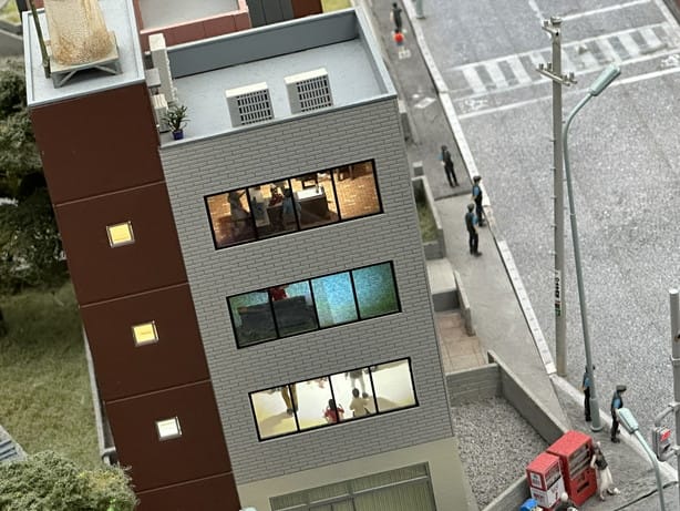 ビルの中にも人が居る