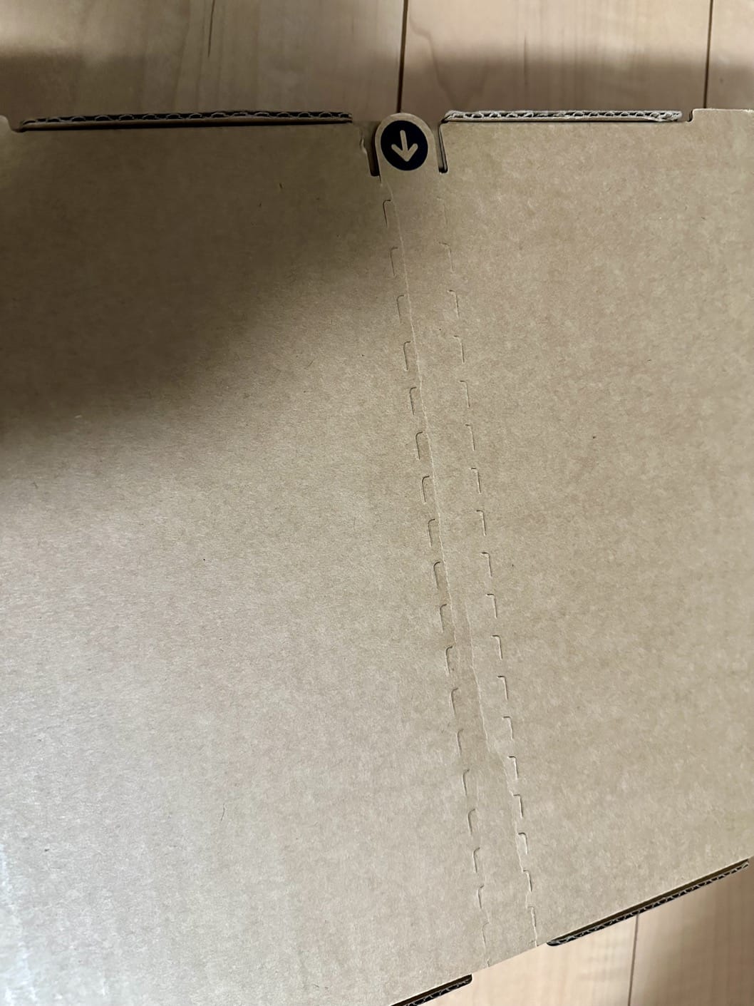 配送箱にジッパー。保存するのに埃入ってくるので嫌なんだが…