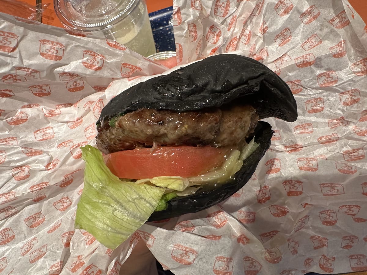 絵面を考えないで撮ったパンズがズレたバーガー